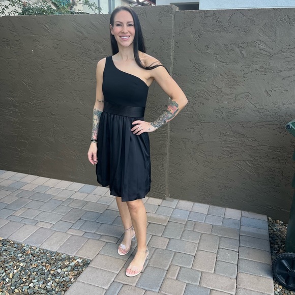 Vera Wang black short bridesmaid dress size 4 one shoulder David’s Bridal - Picture 3 of 12